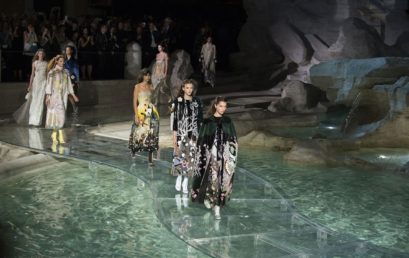 Fendi compie 90 anni, le modelle sfilano sull’acqua