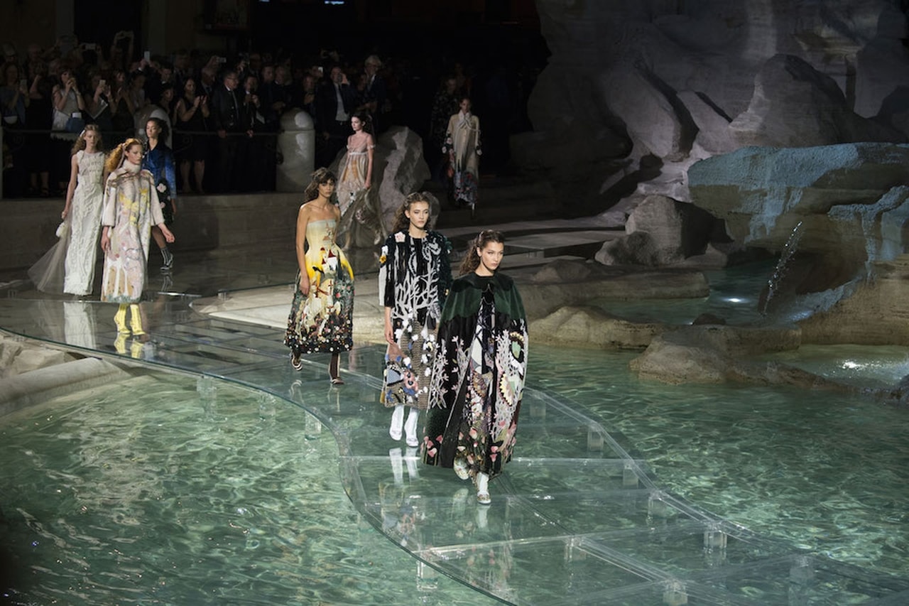 Fendi compie 90 anni, le modelle sfilano sull’acqua