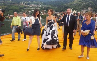 Un corteo nuziale senza precedenti: Antonello e Mariafrancesca sul The Floating Piers